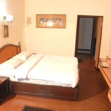 Hotel Sapphire Garden View Ooty Esterno foto