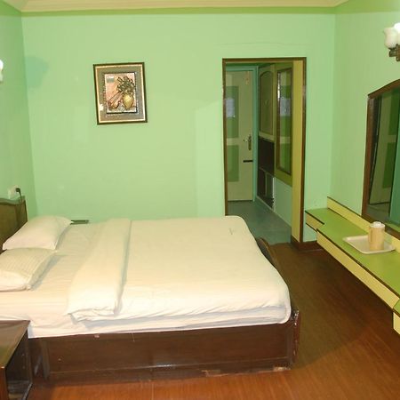 Hotel Sapphire Garden View Ooty Esterno foto