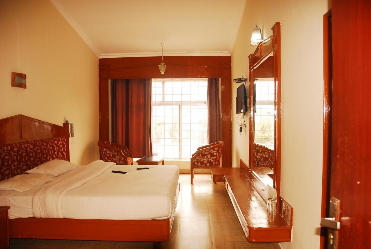 Hotel Sapphire Garden View Ooty Esterno foto