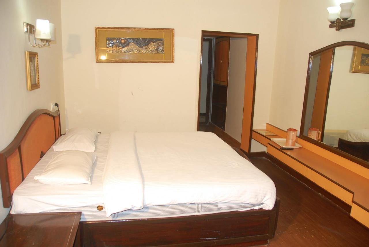 Hotel Sapphire Garden View Ooty Esterno foto