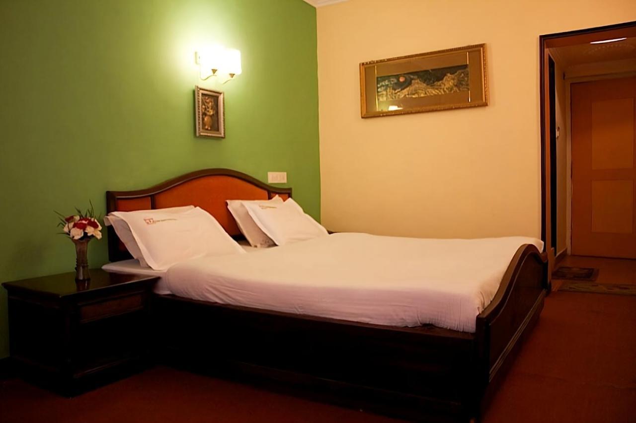 Hotel Sapphire Garden View Ooty Esterno foto
