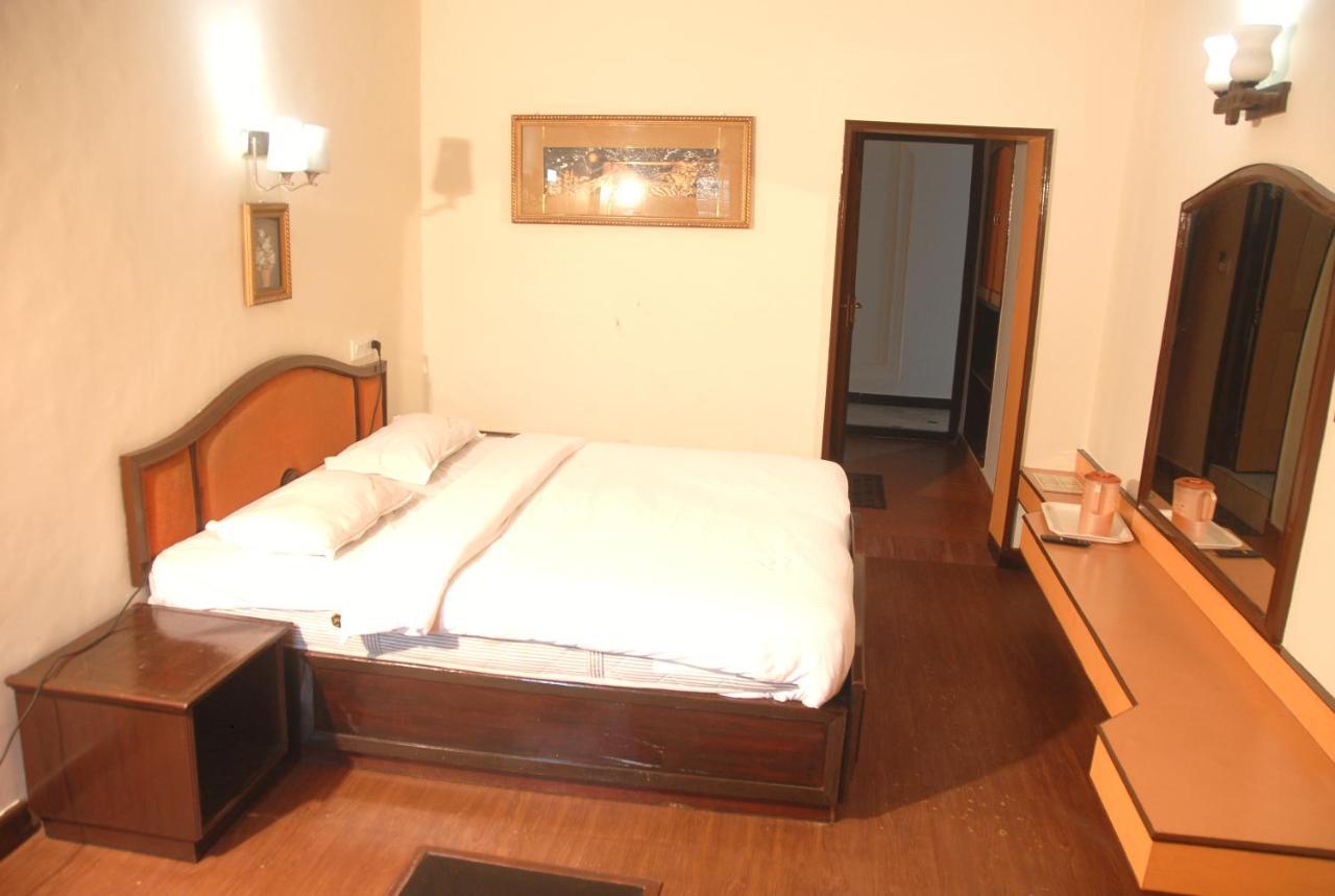 Hotel Sapphire Garden View Ooty Esterno foto