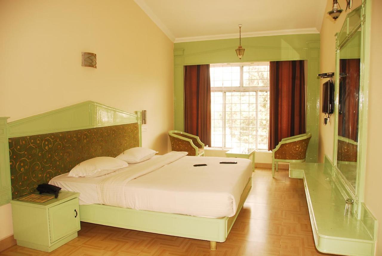 Hotel Sapphire Garden View Ooty Esterno foto