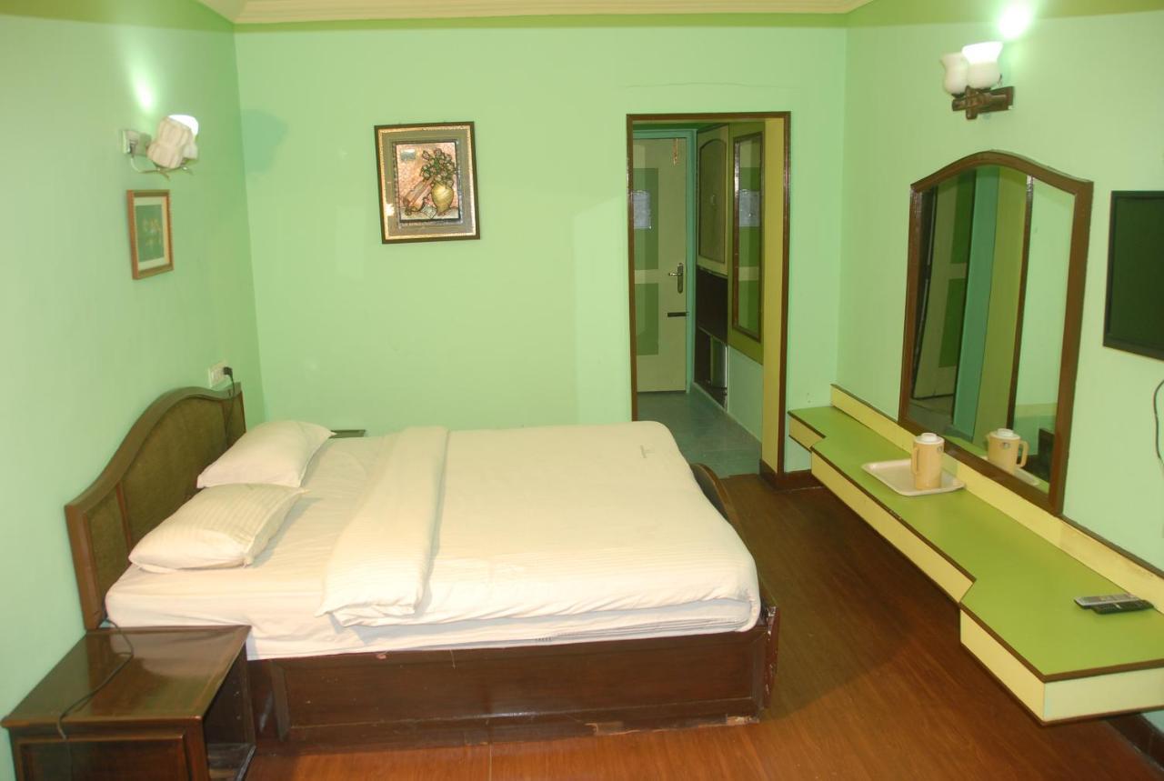 Hotel Sapphire Garden View Ooty Esterno foto