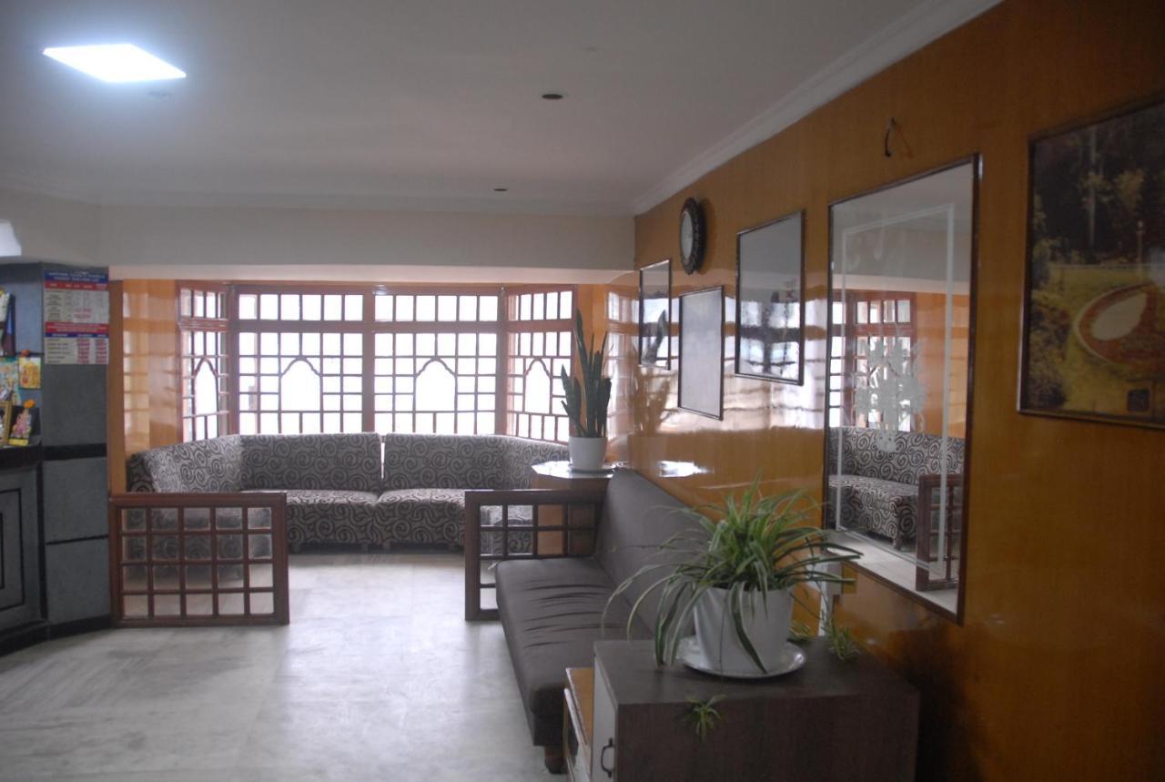 Hotel Sapphire Garden View Ooty Esterno foto