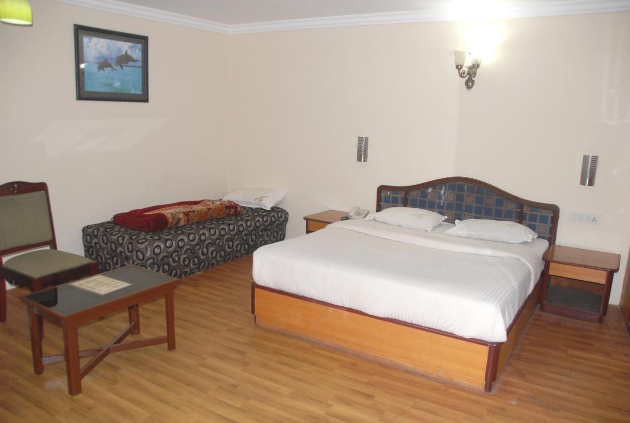 Hotel Sapphire Garden View Ooty Esterno foto